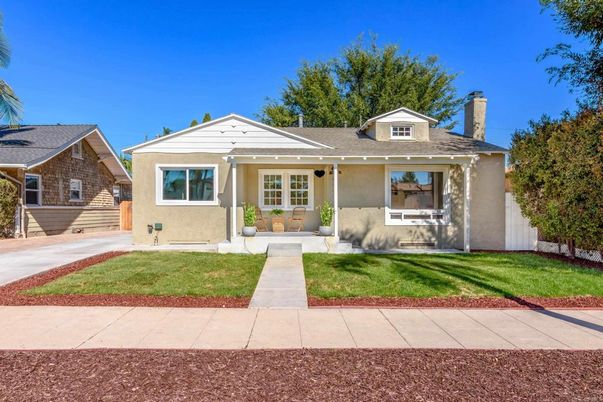 Exterior, Facade, Ranch