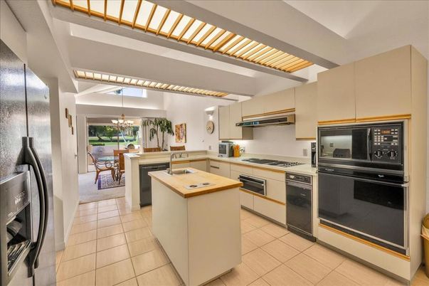 Chandelier, Dining room, Interior, Kitchen, Stainless Steel Appliances