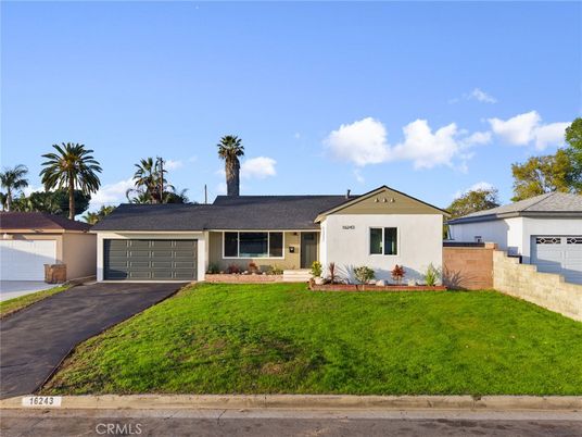 Attached, Exterior, Facade, Ranch