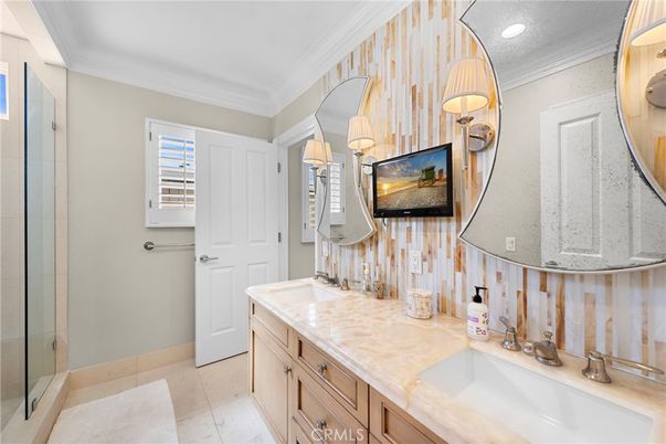 Bathroom, Dual Sink Vanities, Interior, Recessed Lighting