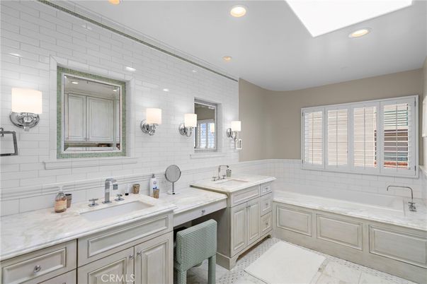 Bathroom, Dual Sink Vanities, Interior, Recessed Lighting
