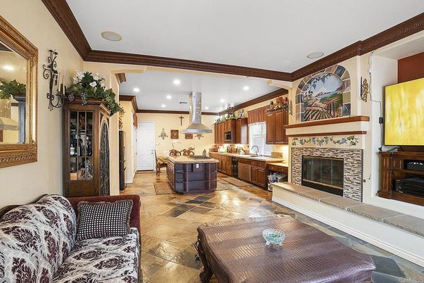 Fireplace, Interior, Kitchen, Recessed Lighting