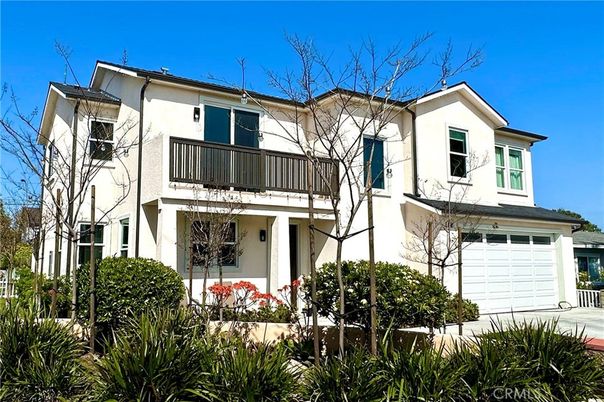 Attached, Exterior, Facade, Mediterranean
