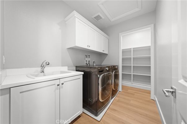 Interior, Washer, Wood Texture Flooring