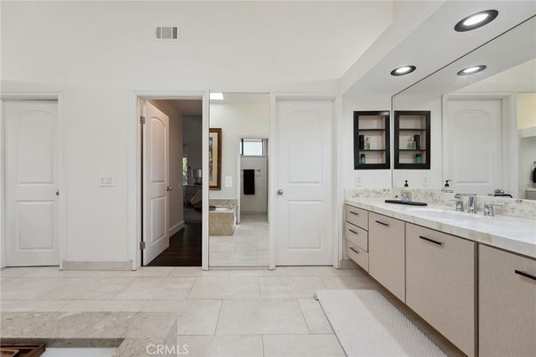 Bathroom, Dual Sink Vanities, Interior, Recessed Lighting
