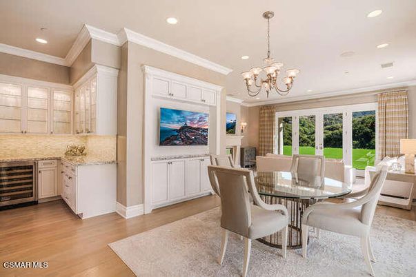 Chandelier, Dining room, Interior, Recessed Lighting, Wood Texture Flooring