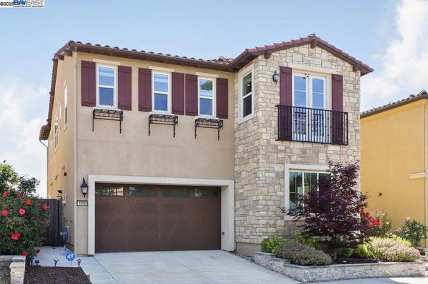 Attached, Exterior, Facade, Mediterranean