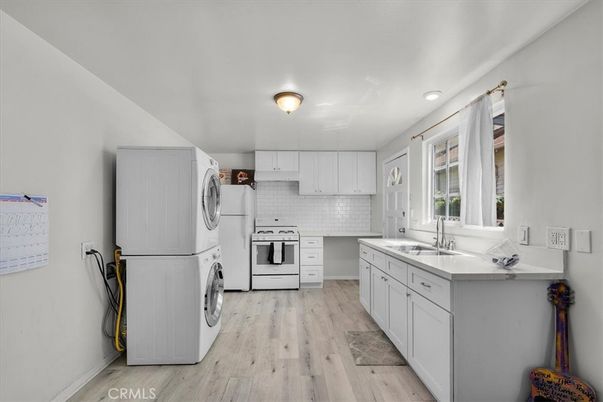 Interior, Kitchen, Recessed Lighting, Washer, Wood Texture Flooring