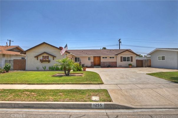 Exterior, Facade, Ranch
