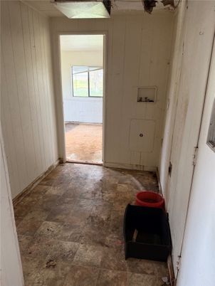 Empty room, Interior