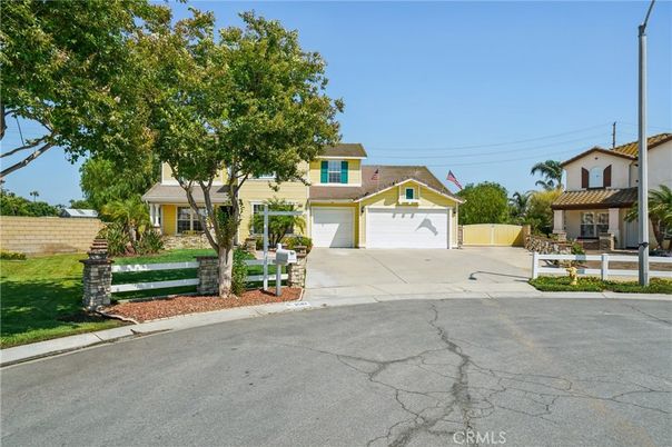 Attached, Exterior, Facade, Mediterranean