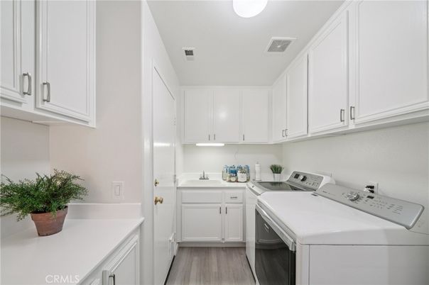 Interior, Washer, Wood Texture Flooring