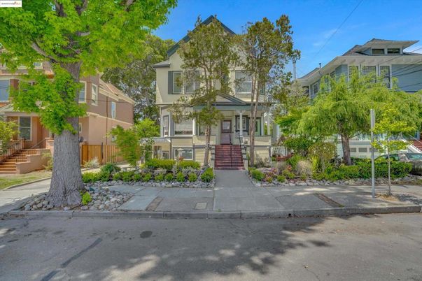 Exterior, Facade, Rowhouse