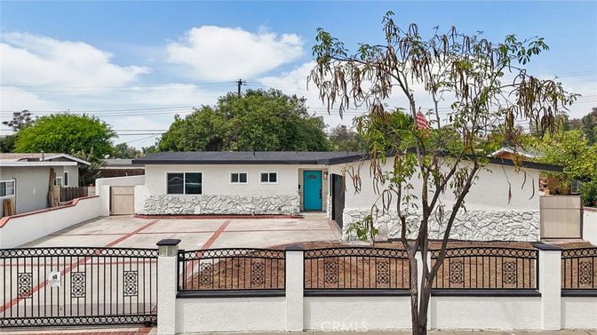 Exterior, Facade, Ranch