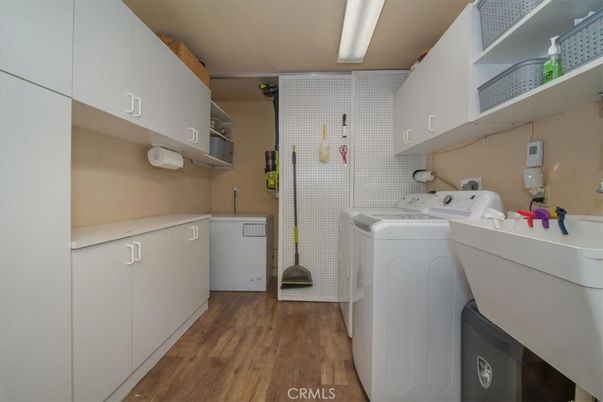Interior, Washer, Wood Texture Flooring