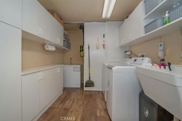 Interior, Washer, Wood Texture Flooring