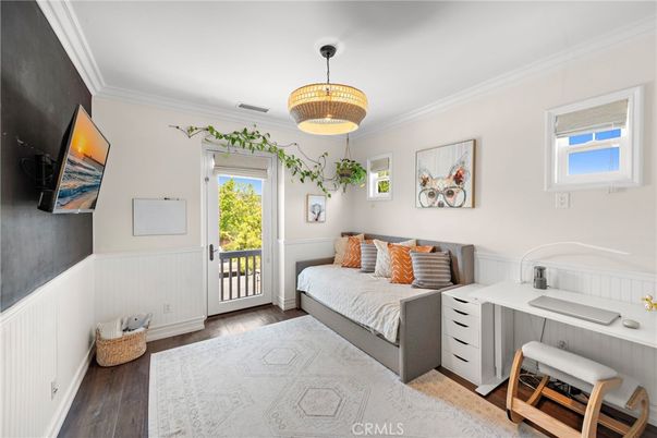 Interior, Pendant Lights, Wood Texture Flooring