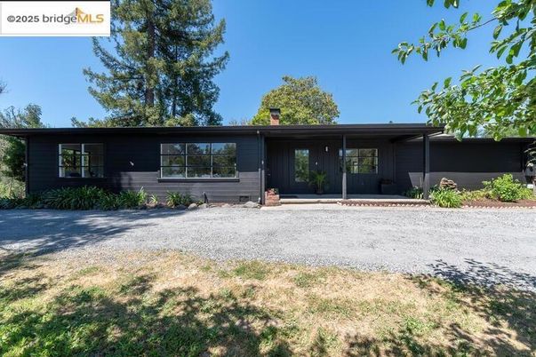 Backyard, Exterior, Facade, Ranch