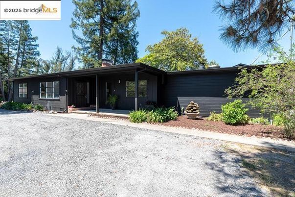 Exterior, Facade, Ranch