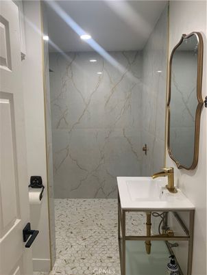 Bathroom, Interior, Marble Walls, Recessed Lighting