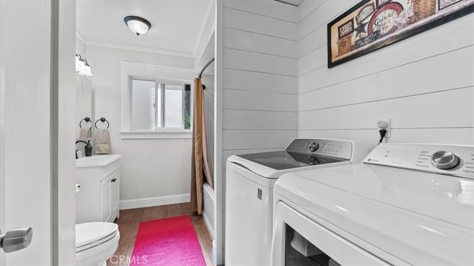 Interior, Washer, Wood Texture Flooring
