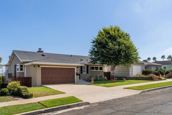 Attached, Exterior, Facade, Ranch