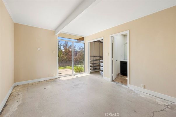 Empty room, Interior