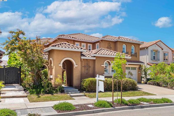 Attached, Exterior, Facade, Mediterranean