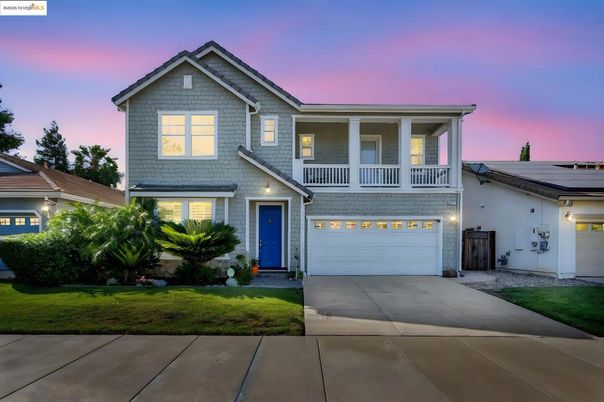 Attached, Exterior, Facade, American Craftsman