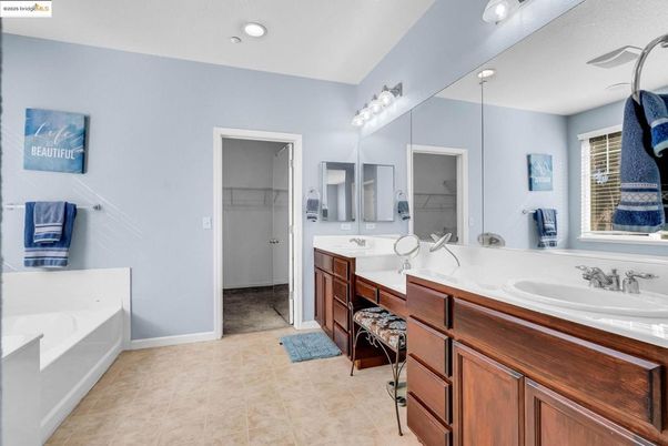Bathroom, Dual Sink Vanities, Interior, Recessed Lighting