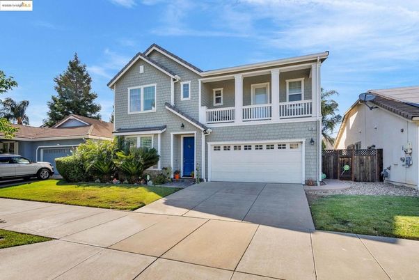 Attached, Exterior, Facade, American Craftsman