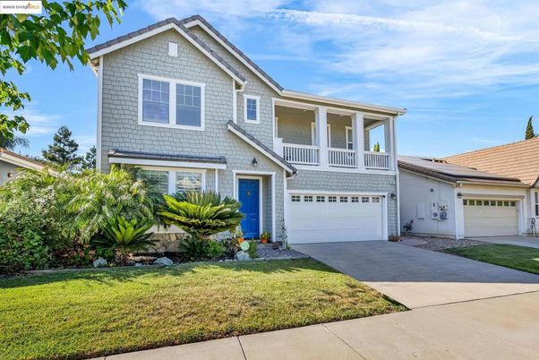 Attached, Exterior, Facade, American Craftsman