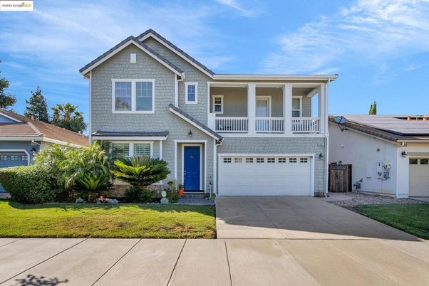 Attached, Exterior, Facade, Solar Panels, American Craftsman
