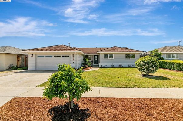 Attached, Exterior, Facade, Ranch
