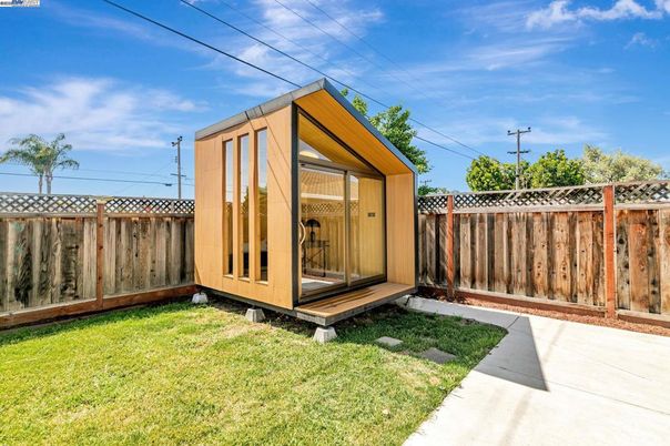 Backyard, Exterior, Hot Tub