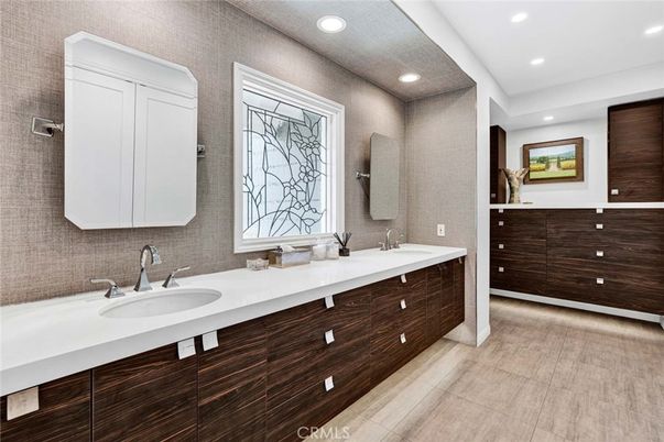 Bathroom, Dual Sink Vanities, Interior, Recessed Lighting