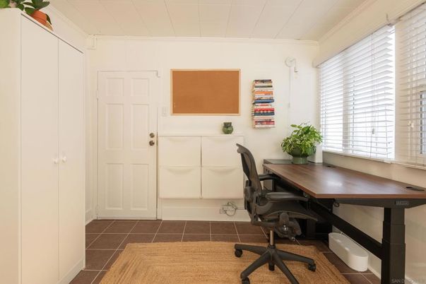 Home Office, Interior