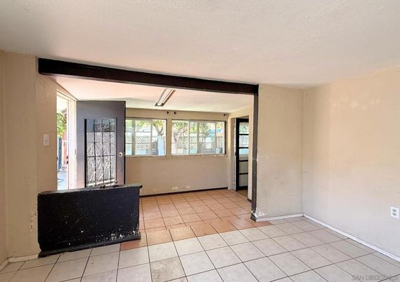 Empty room, Interior