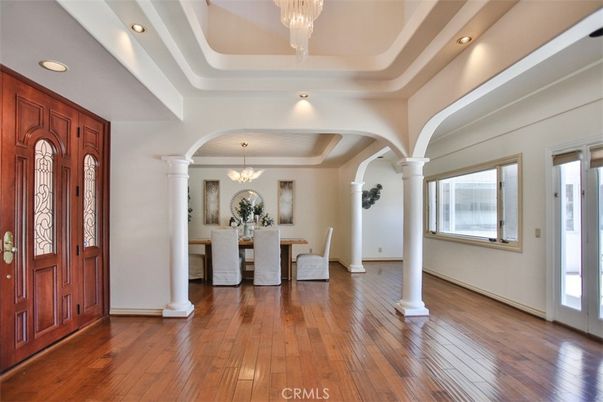 Chandelier, Dining room, Interior, Recessed Lighting, Wood Texture Flooring