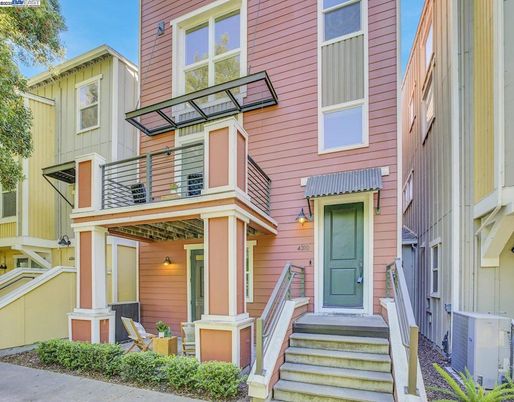 Exterior, Facade, Rowhouse