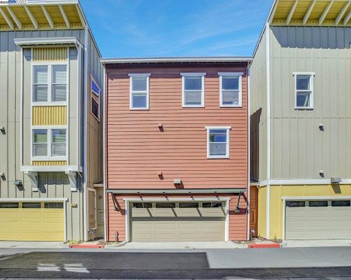 Attached, Exterior, Facade, Rowhouse