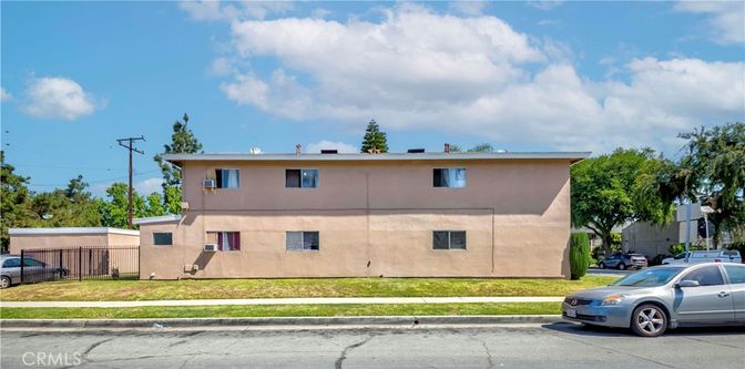 Exterior, Facade, Modern