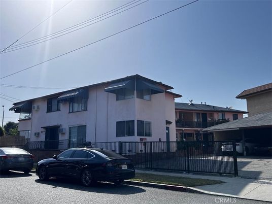 Exterior, Facade, Modern