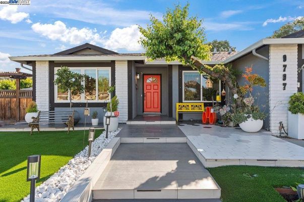 Exterior, Facade, Ranch