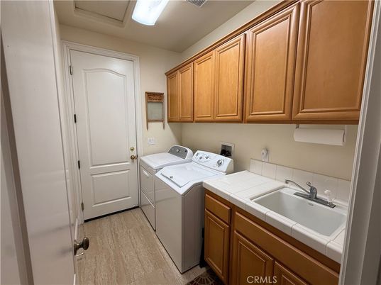 Interior, Washer, Wood Texture Flooring
