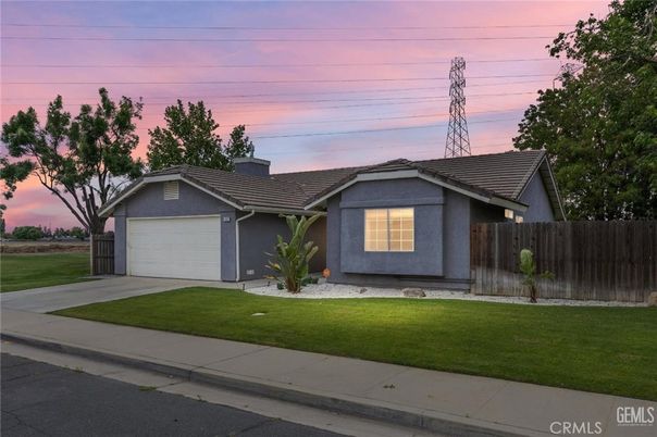 Attached, Exterior, Facade, Ranch