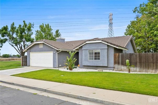 Attached, Exterior, Facade, Ranch