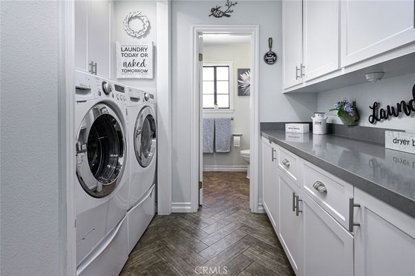 Interior, Utility Closets, Washer, Wood Texture Flooring