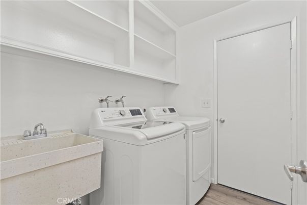 Interior, Washer, Wood Texture Flooring