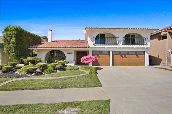 Attached, Exterior, Facade, Mediterranean